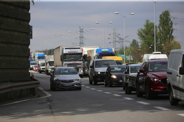 Ogromne utrudnienia na trasie Dk 86 z Katowic do Sosnowca.Zobacz kolejne zdjęcia. Przesuwaj zdjęcia w prawo - naciśnij strzałkę lub przycisk NASTĘPNE