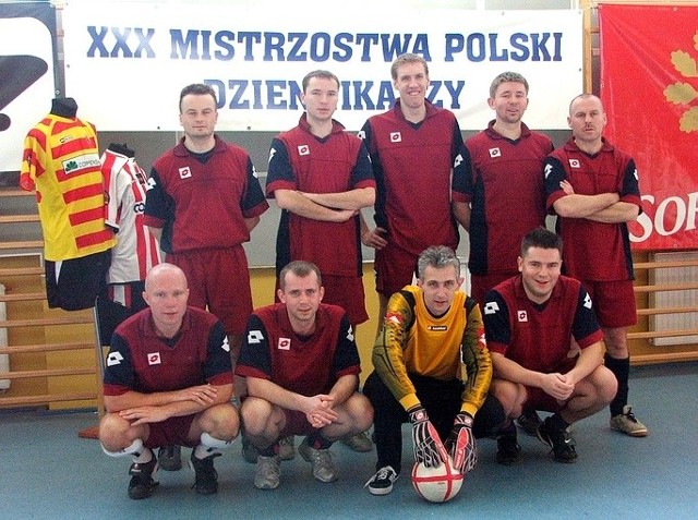 Drużyna Szczecina. W górnym rzędzie od lewej: Krzysztof Dziedzic ("Głos Szczeciński&#8221;), Michał Sarosiek ("Głos Szczeciński&#8221;), Jakub Lisowski ("Gazeta Wyborcza Szczecin&#8221;), Piotr Tolko (Polskie Radio Szczecin), Piotr Jasina ("Głos Szczeciński&#8221;). W dolnym rzędzie od lewej: Dariusz Jachno ("Przegląd Sportowy&#8221;), Paweł Pasławski (Telewizja "Gryf&#8221;), Adam Wosik ("Wieści Polickie&#8221;), Sebastian Roszkowski (Telewizja "Gryf&#8221; i Polskie Radio Szczecin).