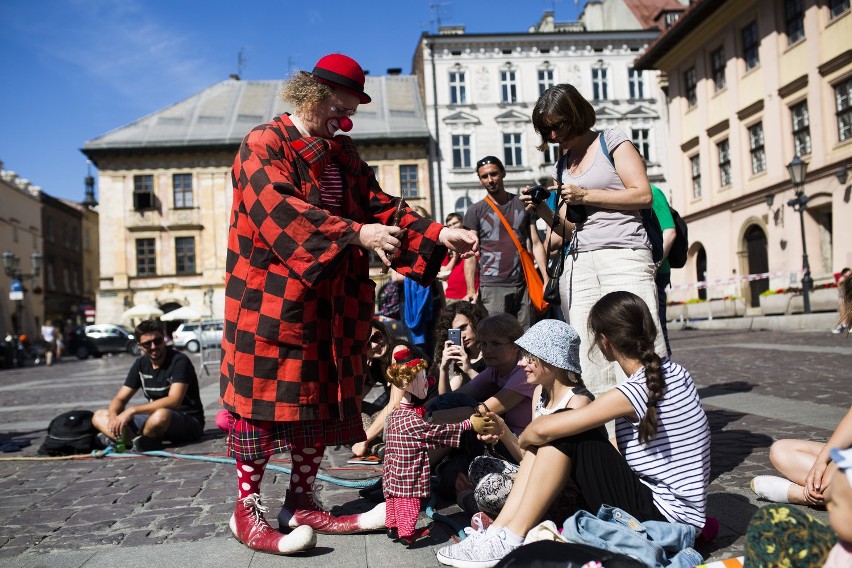 Kraków. Szalony występ Włochów podczas festiwalu teatrów ulicznych [ZDJĘCIA]