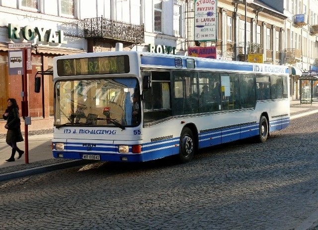 Wydłużone kursy "ósemki" do Golędzina oraz autobusy PKS-u na razie będą jeździły pod nadzorem wykonawcy prac przez remontowaną ulicę Wapienną.