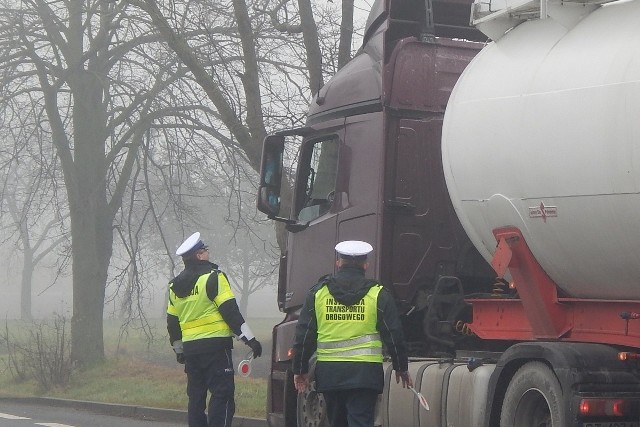 Policjanci i inspektorzy ITD sprawdzali, między innymi, stan techniczny ciężarówek
