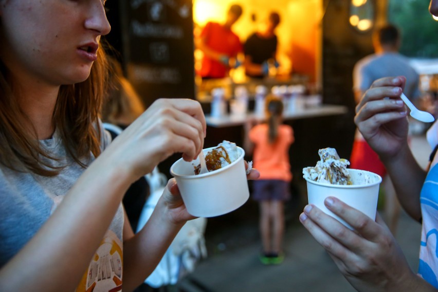 "Żarcie na kółkach". Foodtrucki znów zjechały do Krakowa