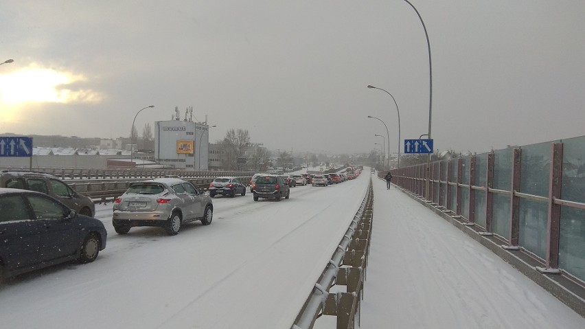 Atak zimy we Wrocławiu. Miasto stanęło w korku (ZDJĘCIA)