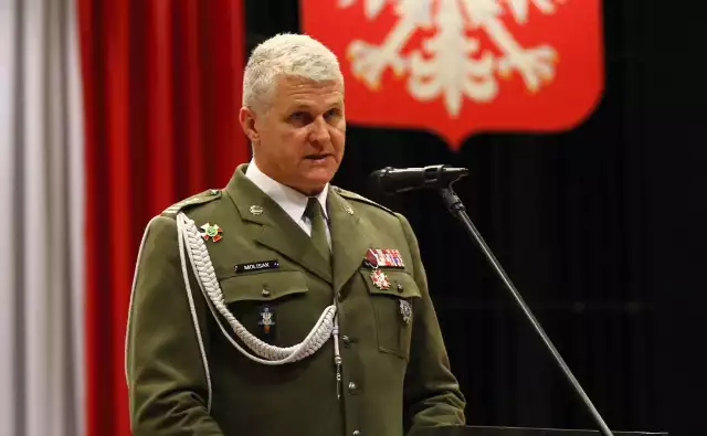 Pułkownik Jarosław Molisak po 40 latach służby przeszedł na emeryturę.