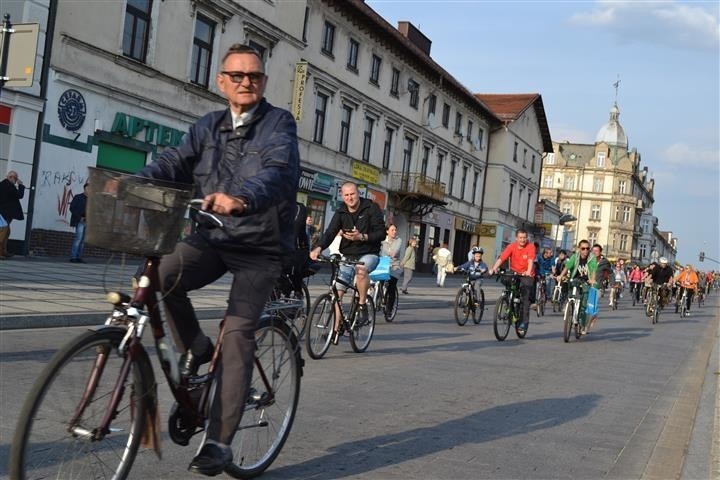 Masa Krytyczna w Częstochowie. Cykliści opanowali Aleje Najświętszej Maryi Panny [ZDJĘCIA]