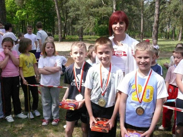 Anna Pacholska jeszcze w ubiegłym roku wygrywała swój bieg. Teraz młodzieżowa reprezentantka Polski honorowała młodszych biegaczy. Na zdjeciu: Błażej Wojdyr, Przemek Mięczuszek i Marcin Sikora.