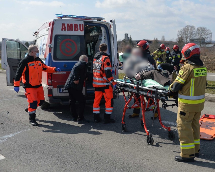 Wypadek w Przemyślu. Na skrzyżowaniu ul. Topolowej z al. Żołnierzy Wyklętych zderzyły się dwie osobówki. 3 osoby ranne [ZDJĘCIA]