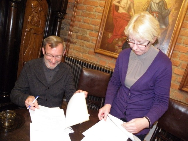 Andrzej Gąsiorowski i Lidia Białkowska przy papierach stowarzyszenia