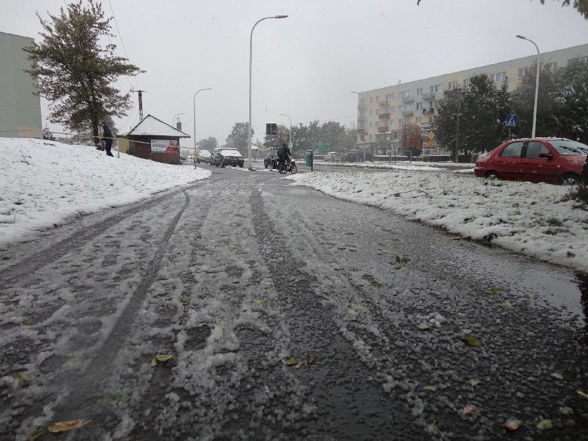 W Ostrowcu spadł pierwszy śnieg. Piaskarki nie wyjechały