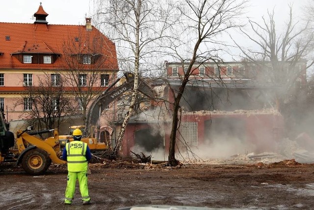 okładnie 3 styczna br. prezydent podpisał umowę na modernizację Placu Teatralnego z Pawłem Nowaczykiem, prezesem zarządzającym spółki Polskie Surowce Skalne, która wygrała przetarg na inwestycję. Jej koszt to 8,5 mln zł.