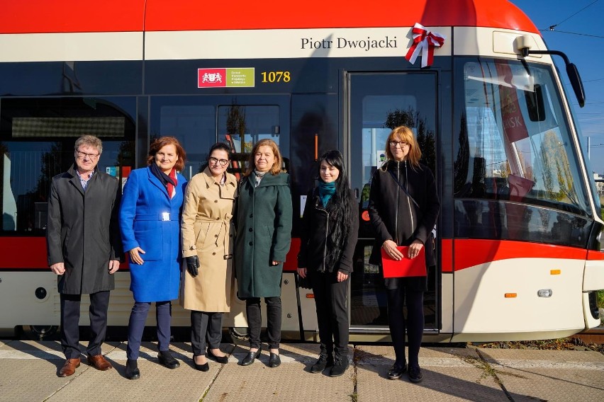29.10.2021 gdansk. nadanie patronatu tramwajowi piotra...