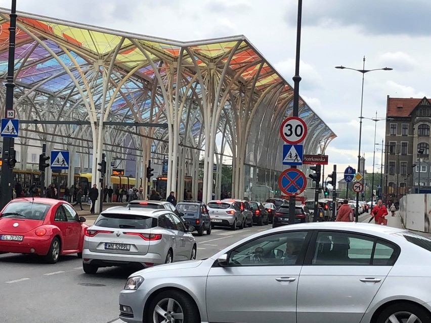 Utrudnienia w centrum Łodzi. Ogromne korki przez remont ul. Sienkiewicza