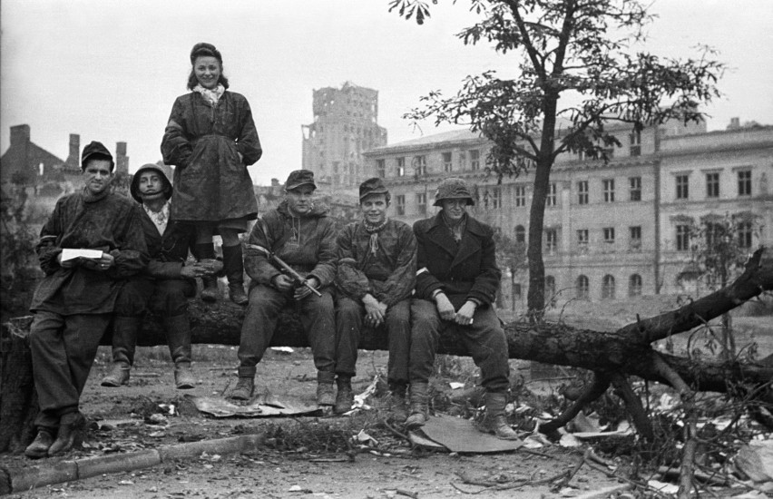 Śladami Powstania '44. Zdobycie Prudentialu. Strzały przed Godziną "W" i biało-czerwona flaga na maszcie 