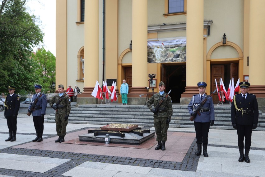 Radomianie uczccili rocznicę uchwalenia Konstytucji 3 Maja. Była msza, defilada, zagrała też Orkiestra Wojskowa