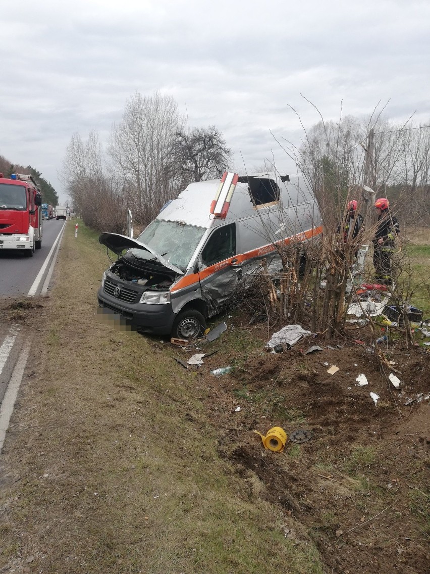 Wypadek między Gwieździnem a Rzeczenicą w pow. człuchowskim. Zderzenie trzech samochodów, trzy osoby w szpitalu, droga zablokowana