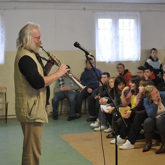 W czasie zajęć młodzi ludzie mogli nie tylko dowiedzieć się czegoś na temat muzyki jazzowe, ale też posłuchać jak brzmią instrumenty, na których grają muzycy.