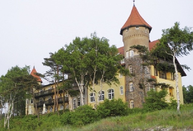 Łeba to nie tylko Sahara Północy (wydmy) to też słynny hotel Neptun wybudowany w 1907 roku niemal na plaży, do dziś budzący olbrzymie zainteresowanie.