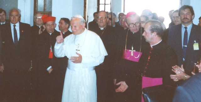 4 czerwca 1991 roku papież Jan Paweł II odwiedził Radom. To jedno z najważniejszych wydarzeń w historii naszego miasta. Zobacz archiwalne zdjęcia. W radomskim seminarium papieża witał ówczesny rektor, ksiądz Wacław Depo, dziś arcybiskup częstochowski. Obok Jana Pawła II  prymas Polski Józef Glemp i biskup radomski Edward Materski. Z prawej papieski sekretarz, dziś kardynał krakowski Stanisław Dziwisz.Zobacz zdjęcia na kolejnych slajdach.Używaj gestów i strzałek.