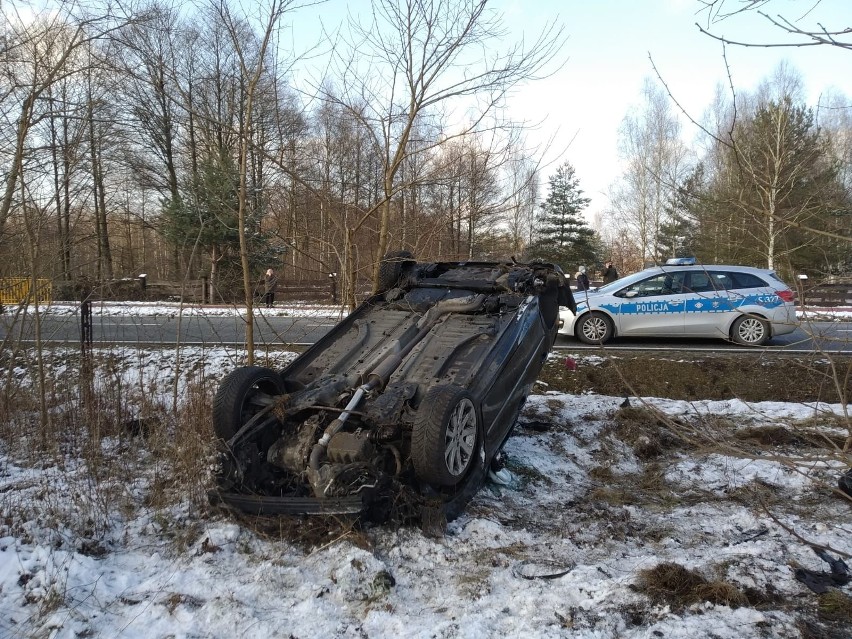 Wypadek na krajowej trasie numer 42 w Smykowie. Ranna jedna osoba [ZDJĘCIA]