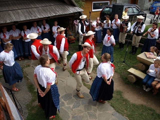 Podczas Jarmarku Pasterskiego kulturę Beskidzów przybliżaja miejscowe zespoły regionalne