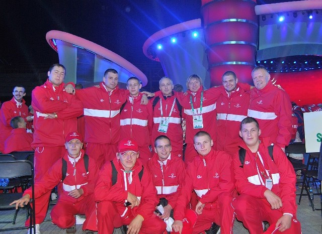Koneccy koszykarze z trenerami: Michałem Cichockim, Jackiem Matera i Jackiem Pyżewiczem oraz wolontariuszami podczas ceremonii otwarcia olimpiady.