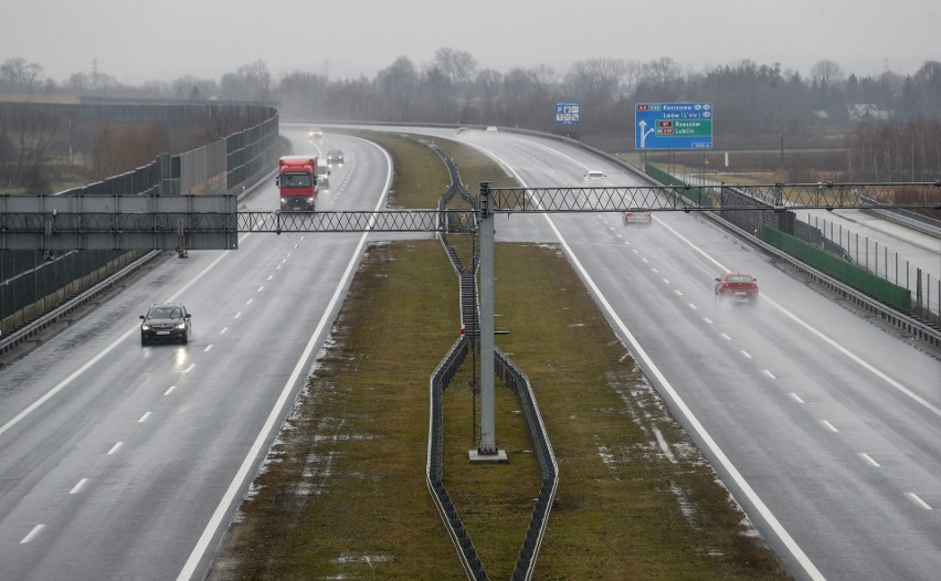 Cała autostrada A4 ma 670 kilometrów i łączy Polskę pomiędzy...