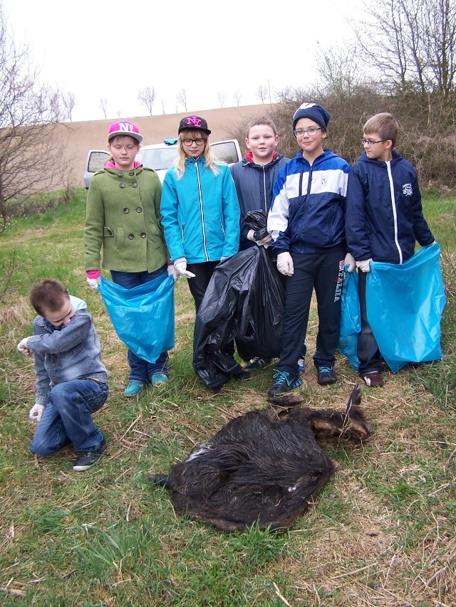 Jak usłyszeliśmy, młodzież znalazła m.in. dwa tapczany, jeden fotel, a największą sensację wzbudziła skóra dzika z pozostawionymi racicami.