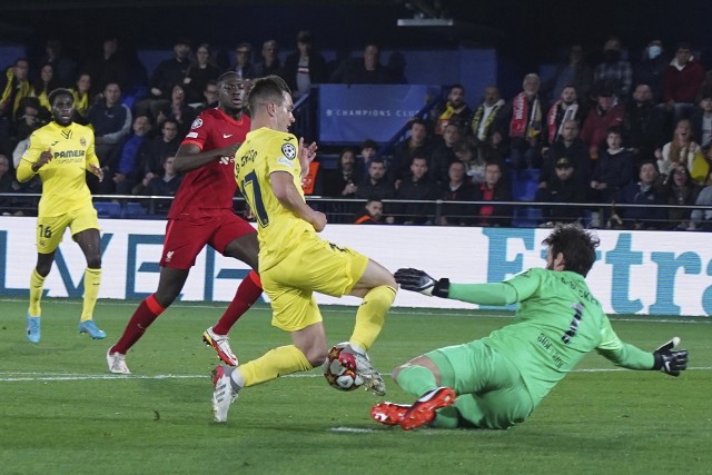 W 37. minucie bramkarz Liverpoolu Alisson sfaulował w polu karnym szarżującego pomocnika Villarreal, Giovanniego Lo Celso