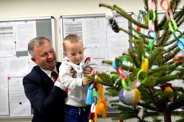 Wspólnie z przedszkolakami choinkę ubierał burmistrz Jacek Nowak