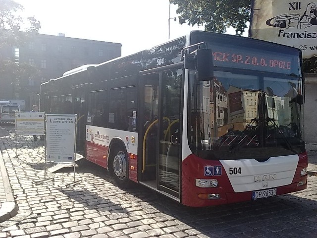 Na ul. Minorytów można zobaczyć m.in. nowoczesne autobusy miejskie.