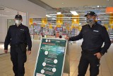 Policja i Sanepid przeprowadzili kontrolę w sklepie Auchan w Sosnowcu. Rozdawali mandaty zaufania