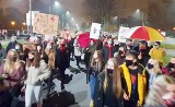 Strajk kobiet w Tychach. "Kobieta to człowiek, nie żywa trumna". Tysiące ludzi protestuje przeciwko zaostrzeniu ustawy antyaborcyjnej