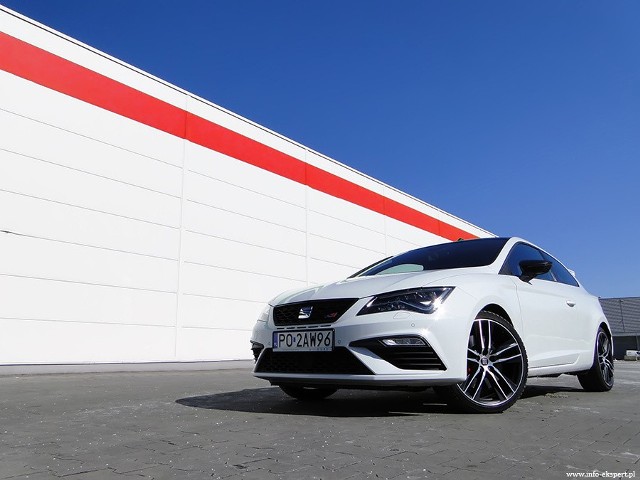 Seat Leon SC 2.0 TSI Cupra Seat Leon Cupra dostępny jest w trzech wersjach nadwozia. Do wyboru mamy praktyczne kombi, uniwersalnego 5-drzwiowego hatchbacka oraz 3-drzwiowe Sport Coupe. Cena modelu zaczyna się od 140 500 zł. Wariant z dodatkową parą drzwi to wydatek przynajmniej 142 400 zł, a odmianę kombi wyceniono na 145 900 zł. Fot. Dariusz Wołoszka – Info-Ekspert