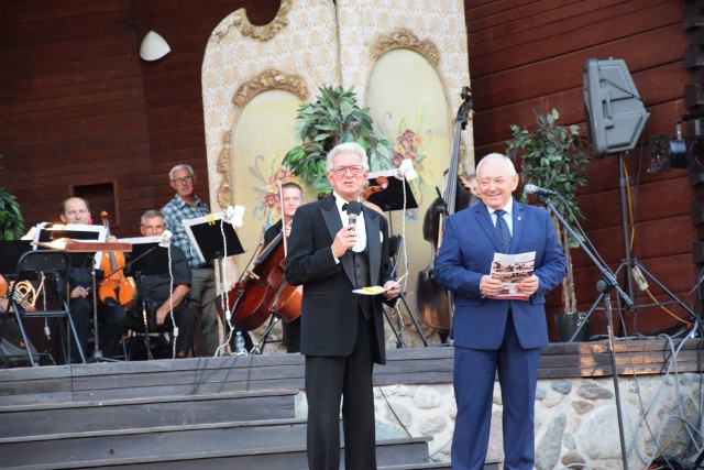 Wspólnym śpiewem, owacjami na stojąco i pokazem tańczących fontann zakończył się jubileuszowy koncert galowy XX Festiwalu Operowo-Operetkowego w Ciechocinku. Na koncert przybył tłum widzów, wielu oglądało go przez ponad 3 godziny stojąc w parkowych alejkach, bowiem przed muszlą koncertową w parku Zdrojowym zabrakło miejsc siedzących godzinę przed koncertem. Kto był na widowni, kto na scenie, kto z widzów śpiewał  i jak było, zobaczcie na zdjęciach. Relacja w poniedziałkowym papierowym wydaniu na aleksandrowskiej stronie Pomorskiej.