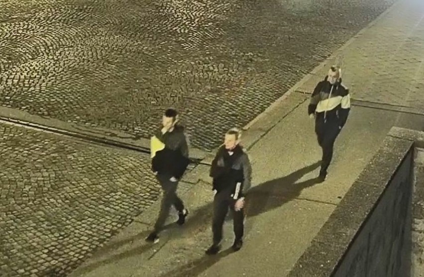 Policja poszukuje sprawców listopadowego pobicia w centrum Gdańska. Publikuje film z monitoringu