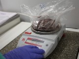 Poznań: Narkotyki w myjni samochodowej. 8 kg mefedronu ukryte w starych odkurzaczach jako sól do kąpieli