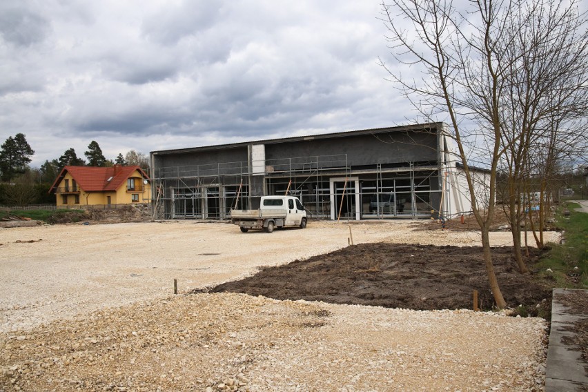 Budowa centrum handlowego w Brzezinach, obok stadionu Moravii Morawica już na finiszu. Jakie sklepy tu powstaną? Zobaczcie zdjęcia 
