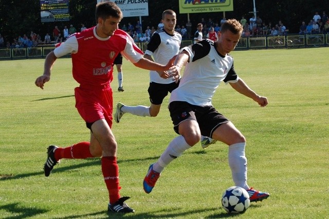 Piast Tuczempy (biało-czarne stroje) pokonał Strumyk 2-0.