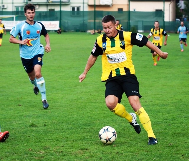 Marcin Figiel (z piłką) wraca do gry w drużynie Siarki Tarnobrzeg i ma być jej silnym punktem.