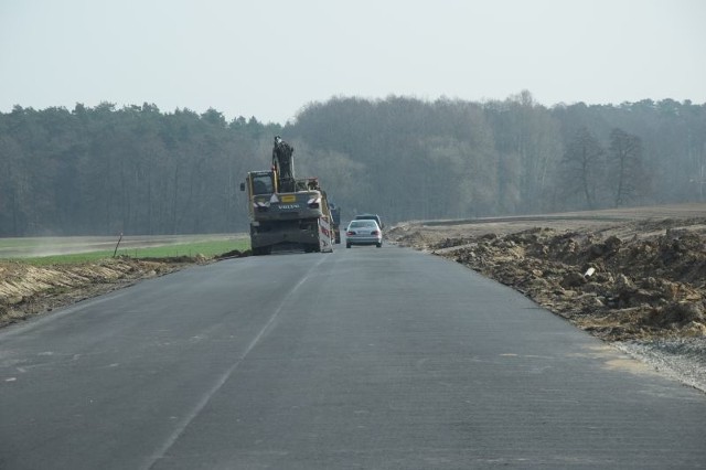 Najpierw wycięli drzewa, potem rozkopali pobocza, zerwali nawierzchnię drogi. Od  Wieńca w kierunku Osięcin przebudowywane są kolejne odcinki dróg. Teraz utrudnienia dla kierowców są spore, ale później będzie się jechało, jak po stole!INFO Z POLSKI - przegląd najciekawszych informacji ostatnich dni w kraju