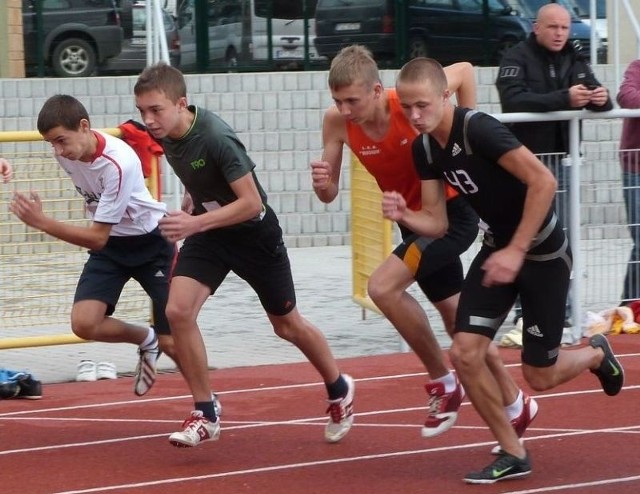 Paweł Switek (z prawej) pewnie wygrał bieg na 600 metrów i uzyskał najlepszy wynik podczas mistrzostw młodzików w Sandomierzu.