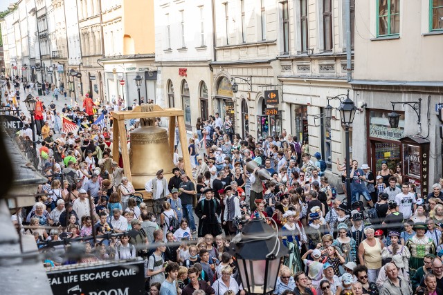 Krakowska parada z okazji 500-lecia dzwonu Zygmunt.