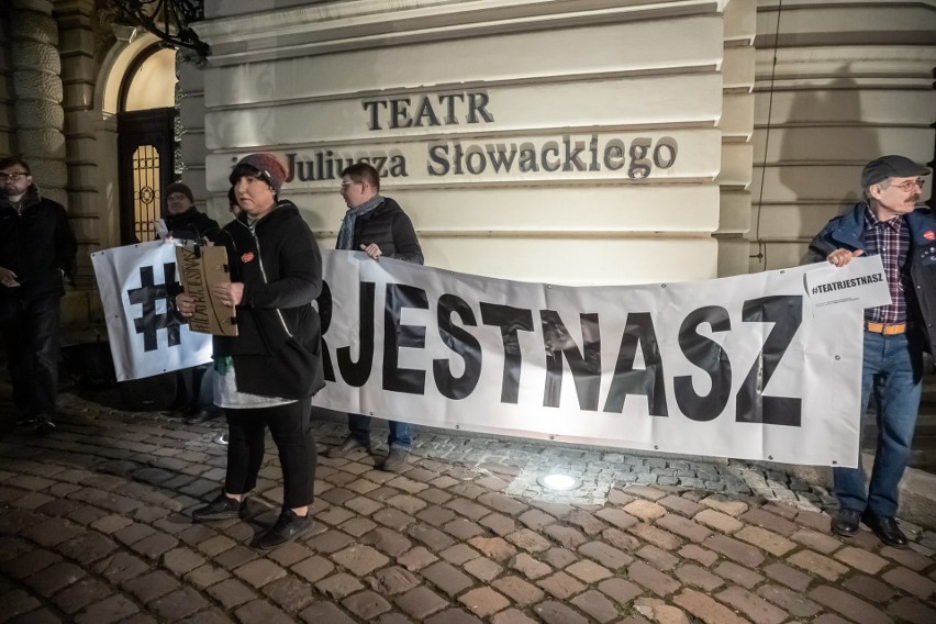 Kraków. "Teatr jest nasz". Manifestacja poparcia dla Teatru Słowackiego [ZDJĘCIA]