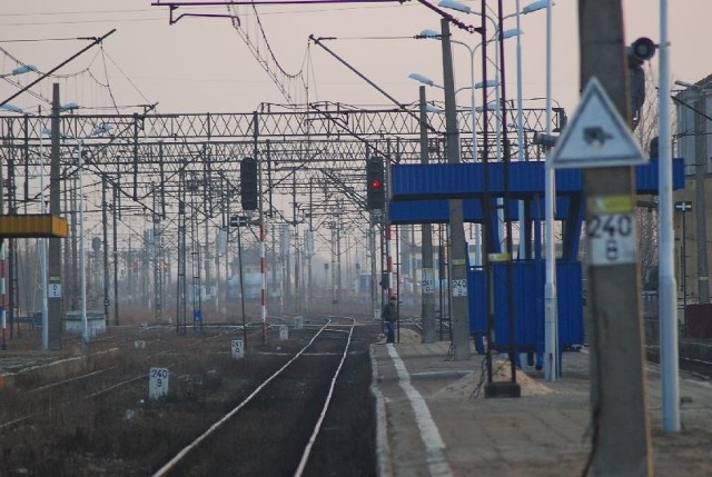 Stacja w Sandomierzu. Tu ciągle świeci się czerwone światło, a pociągi jeżdżą na sygnał zastępczy.