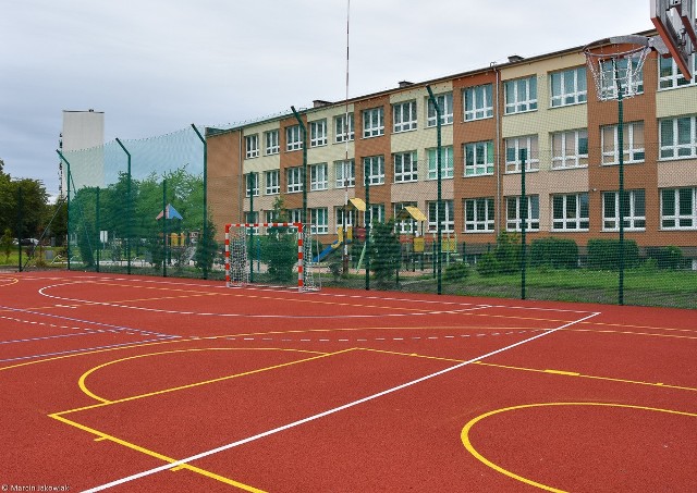 Obok Szkoły Podstawowej nr 15 przy ul. W. Broniewskiego 1 powstało nowe boisko ze sztuczną nawierzchnią oraz z bieżnią lekkoatletyczną. Uczniowie, kiedy wrócą z wakacji, będą mogli grać w piłkę ręczną, siatkówkę, tenisa ziemnego czy koszykówkę. Boisko zyskało nowe ogrodzenie, teren wokół został odpowiednio oświetlony, zabezpieczony i odtąd będzie w pełni monitorowany.Coraz więcej białostockich szkół ma nowoczesne boiska z prawdziwego zdarzenia. Dzięki temu młodzież, ale też i mieszkańcy Białegostoku, mają zapewnione warunki nie tylko do rozwijania swoich sportowych pasji, ale przede wszystkim do spędzania czasu na świeżym powietrzu.