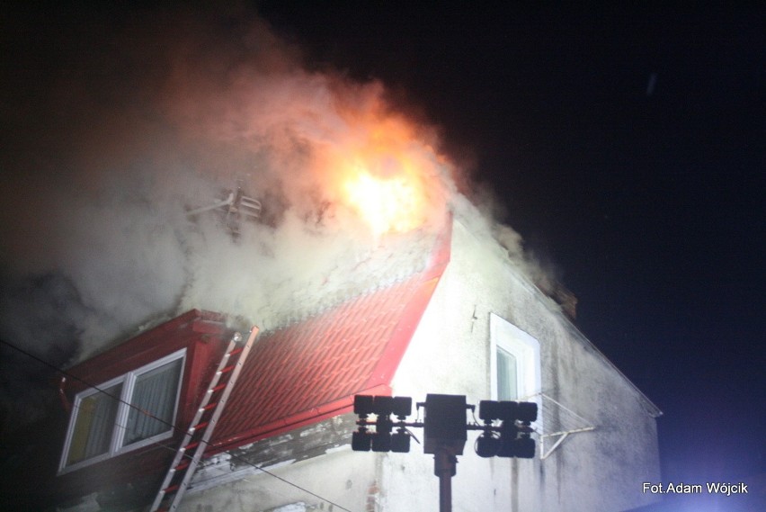 Groźny pożar w Karlinie. Pali się dom [zdjęcia]