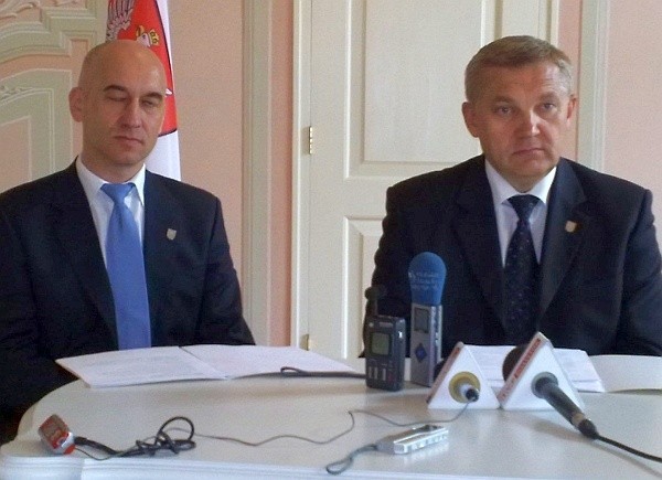 Tadeusz Truskolaski, prezydent Białegostoku (z prawej) liczy, że niski kurs złotego przyciągnie inwestorów