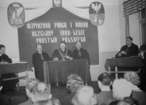 1960 r. Szkoła dla dorosłych przy ul. Żółtej w Białymstoku. Inscenizacja "Sądu nad latarnikiem&#8221;.