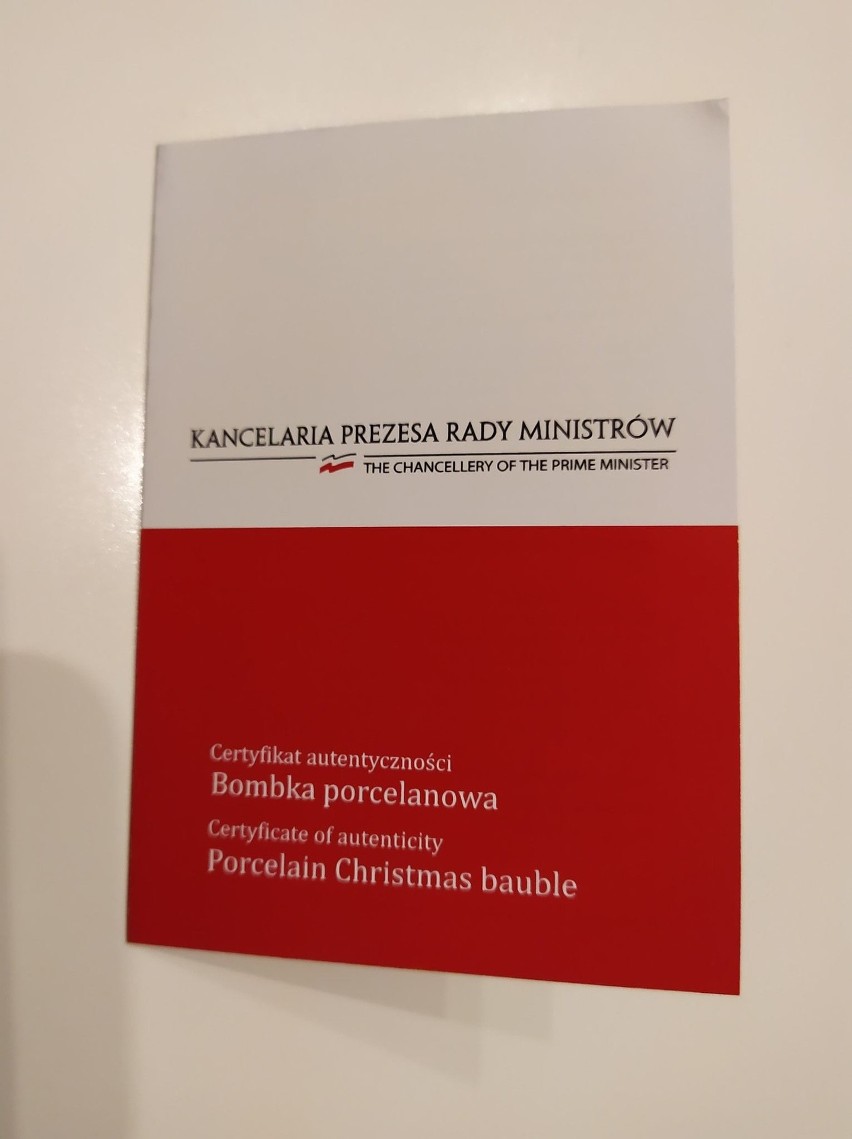 Premier Mateusz Morawiecki przekazał bombkę na licytację dla Rycerza Mikołaja (zdjęcia)  