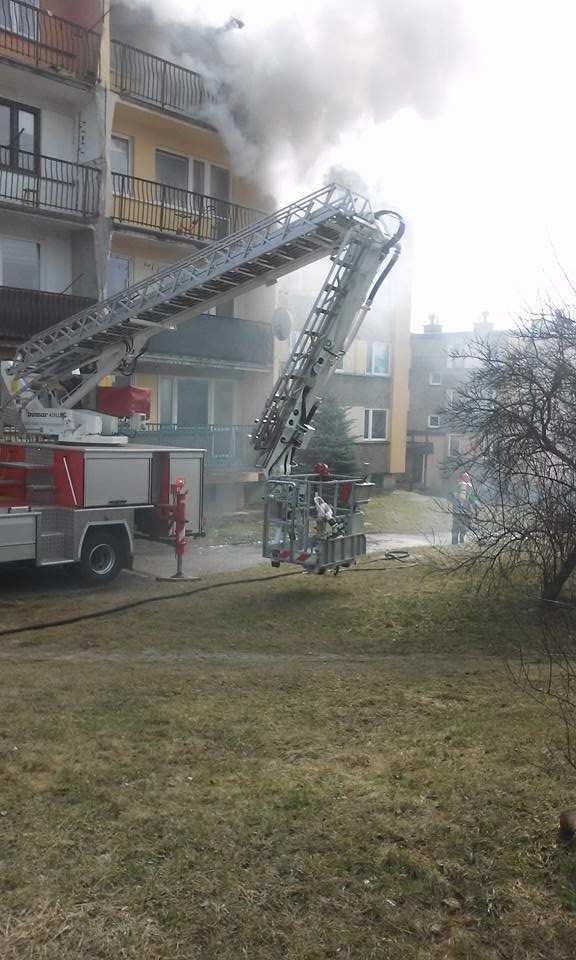 Olkusz. Płonęło mieszkanie w bloku przy ul. Żeromskiego. 13 osób ewakuowano